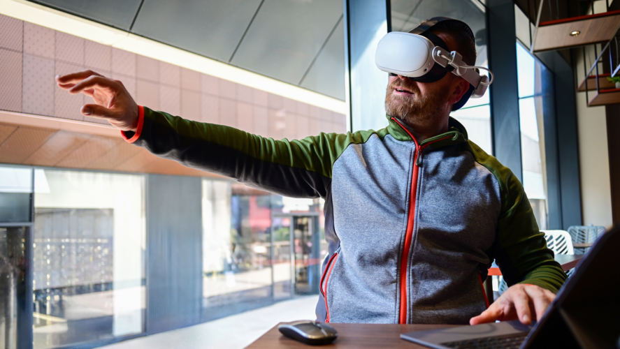 Mann med VR briller