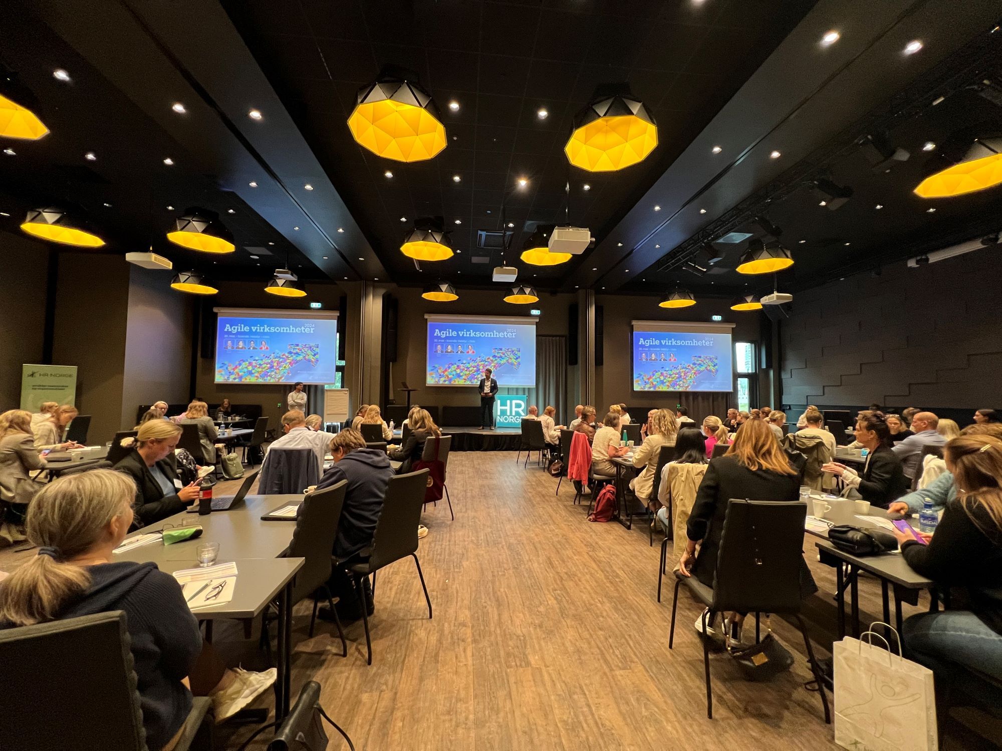 Workshop med mennesker i sal