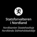 Hvit logo på sort bakgrunn